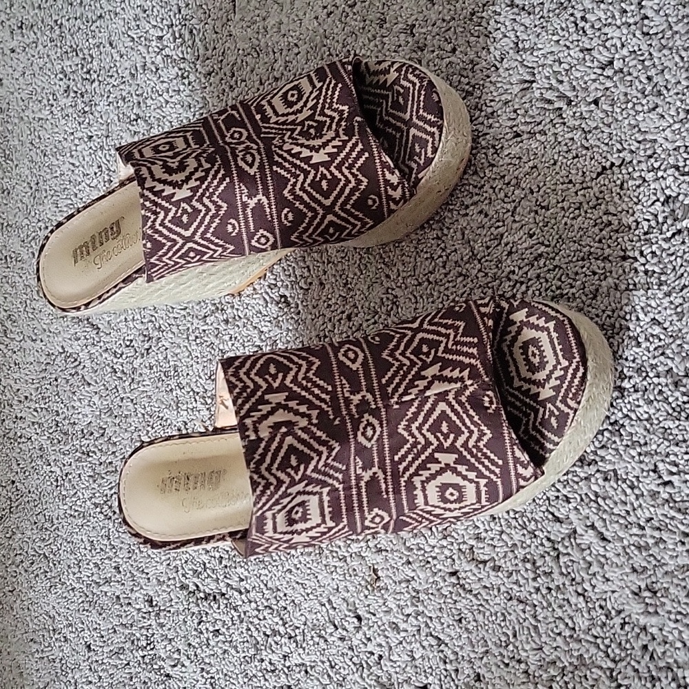 MTNG The Collection Women's 4-Inch Brown and Tan Aztecian Pattern Wedge …